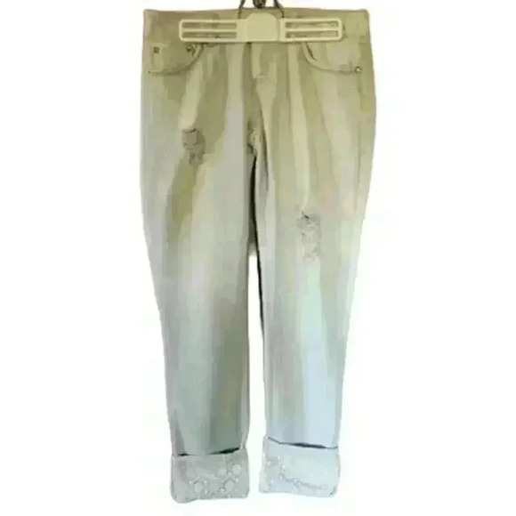 Almost Famous White Jeans with Eyelet Roll-up Hem, size 9 - Picture 1 of 7